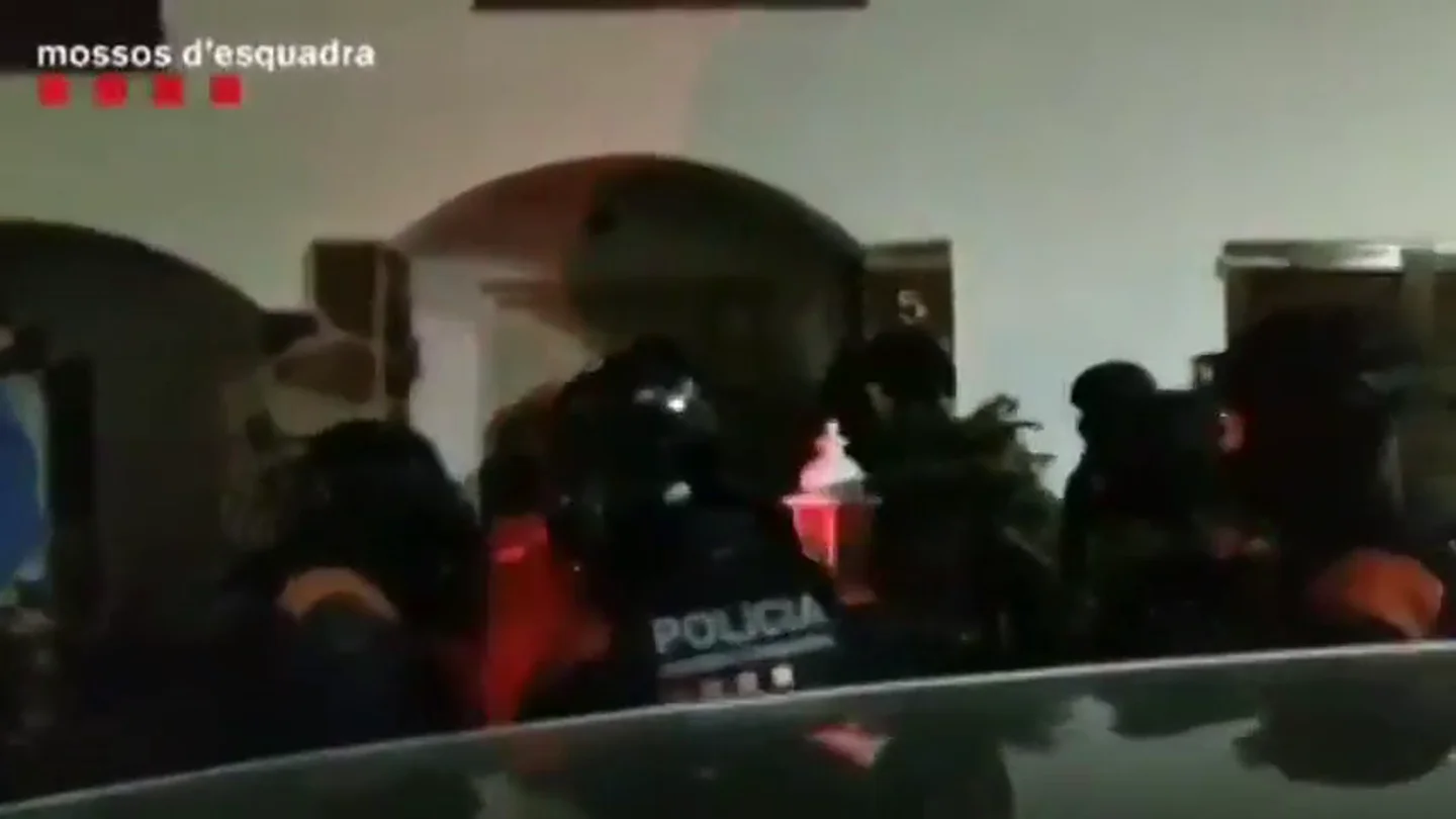El momento en el que los Mossos irrumpen en una vivienda en una operación contra el narcotráfico y el blanqueo de capitales El momento en el que los Mossos irrumpen en una vivienda en una operación contra el narcotráfico y el blanqueo de capitales