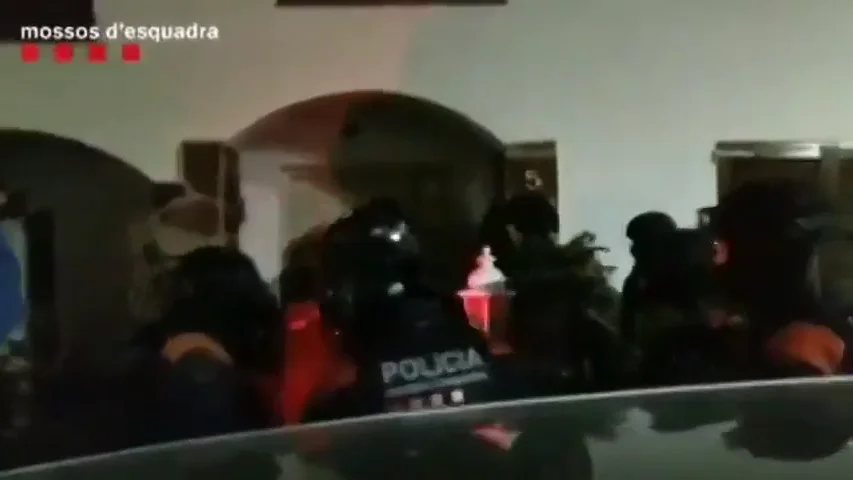 El momento en el que los Mossos irrumpen en una vivienda en una operación contra el narcotráfico y el blanqueo de capitales