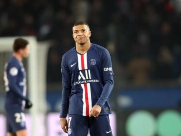 Mbappé, contrariado durante un partido del PSG Mbappé, contrariado durante un partido del PSG