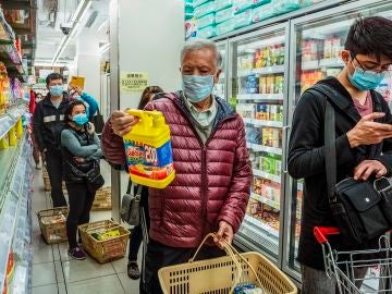 Cola en un supermercado de Macao en plena epidemia del coronavirus