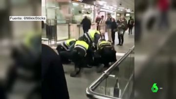 Cuatro vigilantes de Renfe reducen y esposan a un hombre negro tras colarse en la estación Plaza de Catalunya