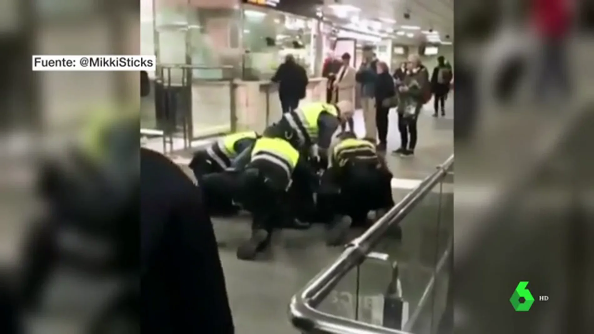 Cuatro vigilantes de Renfe reducen y esposan a un hombre negro tras colarse en la estación Plaza de Catalunya