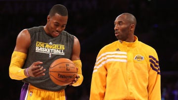 Kobe Bryant y Dwight Howard en un partido de los Lakers