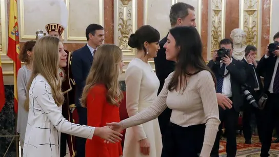 Irene Montero saluda a la Familia Real durante la apertura de la legislatura Irene Montero saluda a la Familia Real durante la apertura de la legislatura