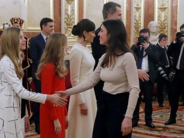 Irene Montero saluda a la Familia Real durante la apertura de la legislatura Irene Montero saluda a la Familia Real durante la apertura de la legislatura