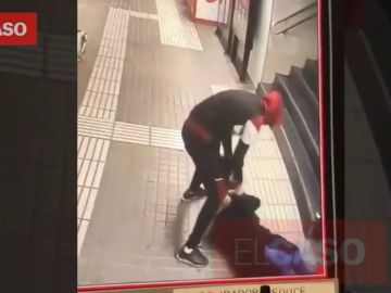 Brutal agresión a una mujer en el Metro de Barcelona con patadas y puñetazos en la cara Brutal agresión a una mujer en el Metro de Barcelona con patadas y puñetazos en la cara