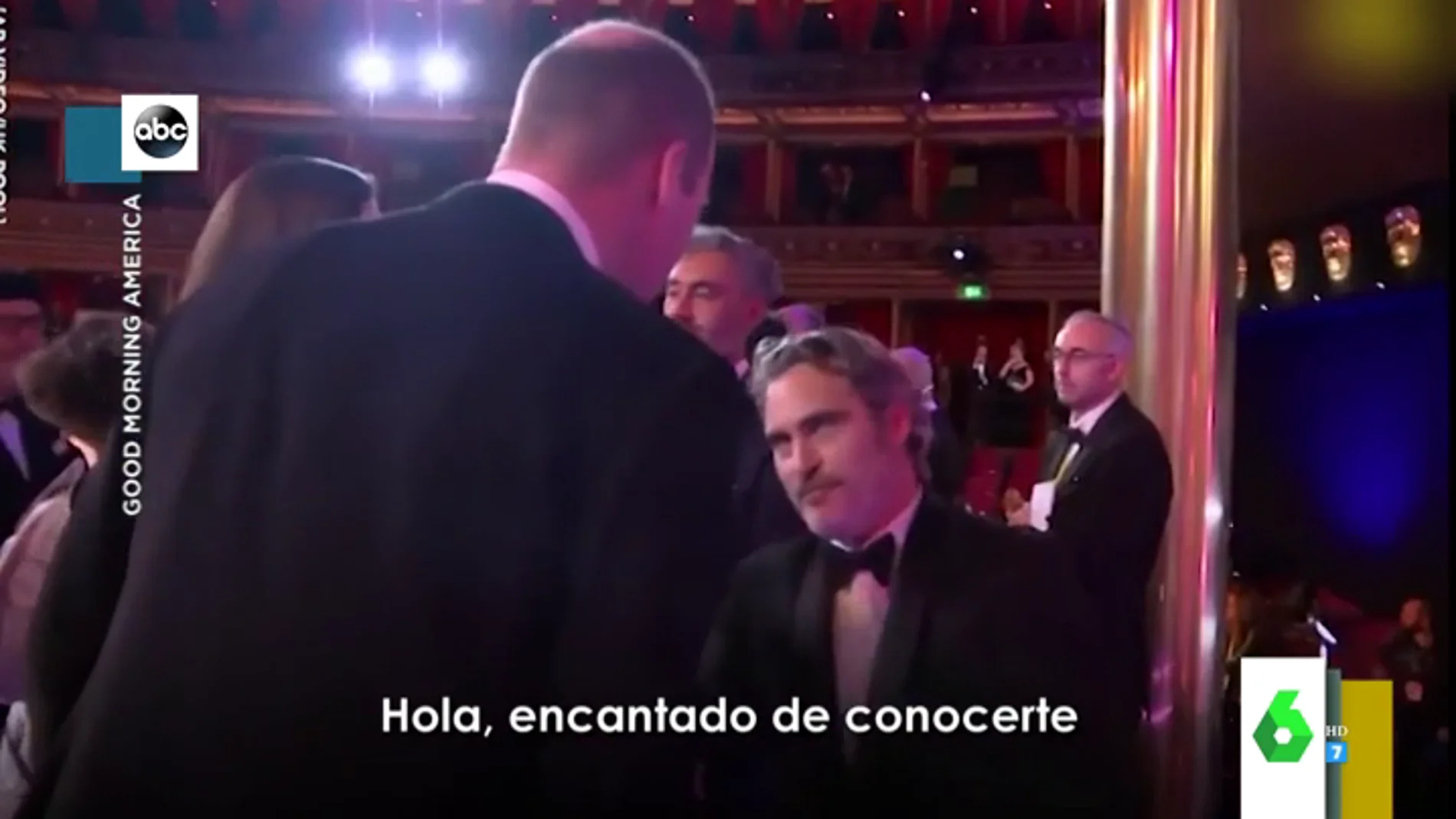 La surrealista reverencia de Joaquin Phoenix al príncipe Guillermo en los Premios Bafta que se ha hecho viral