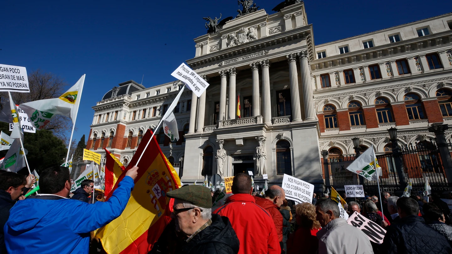 Agricultores y ganaderos ocupan las calles frente al Ministerio para protestar por la crisis del campo Agricultores y ganaderos ocupan las calles frente al Ministerio para protestar por la crisis del campo