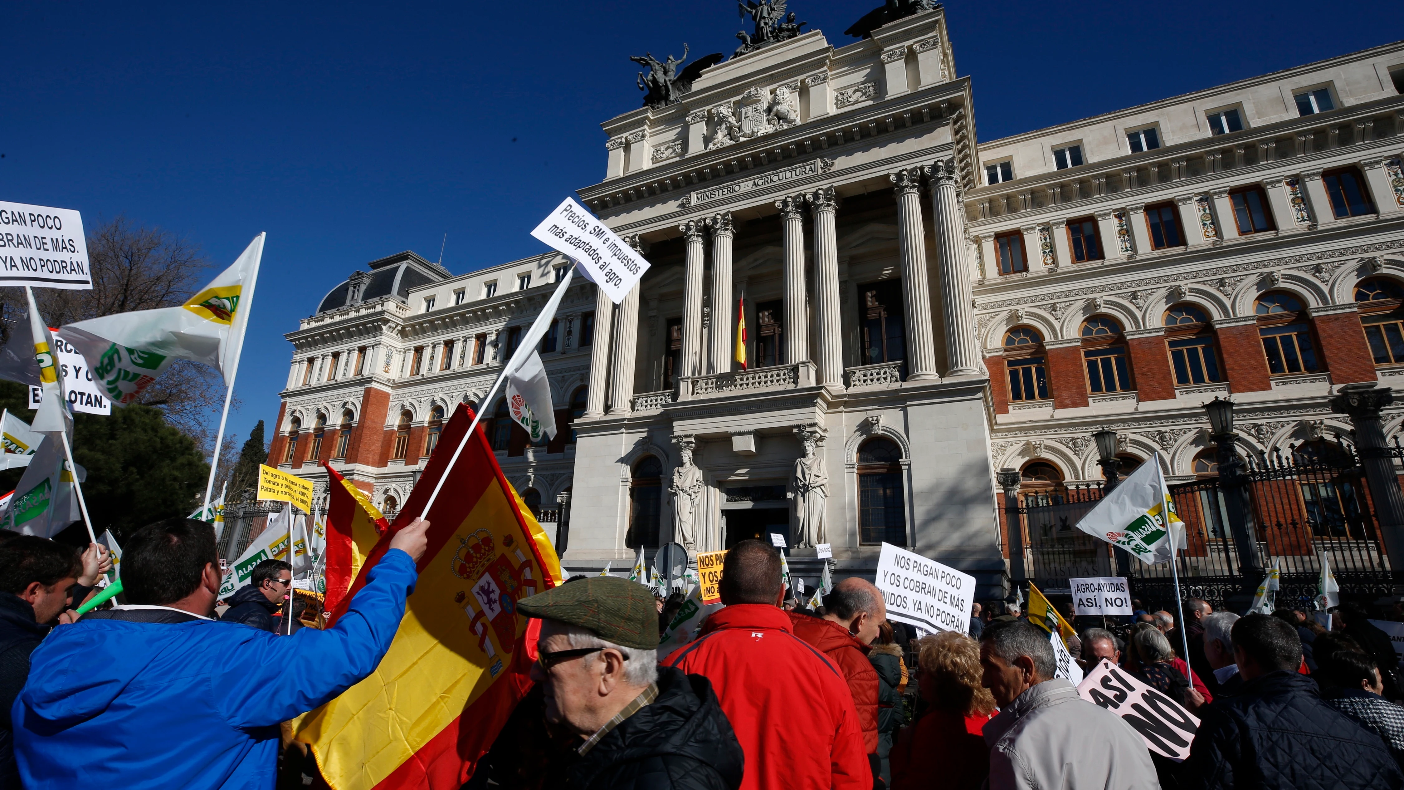 Agricultores y ganaderos ocupan las calles frente al Ministerio para protestar por la crisis del campo