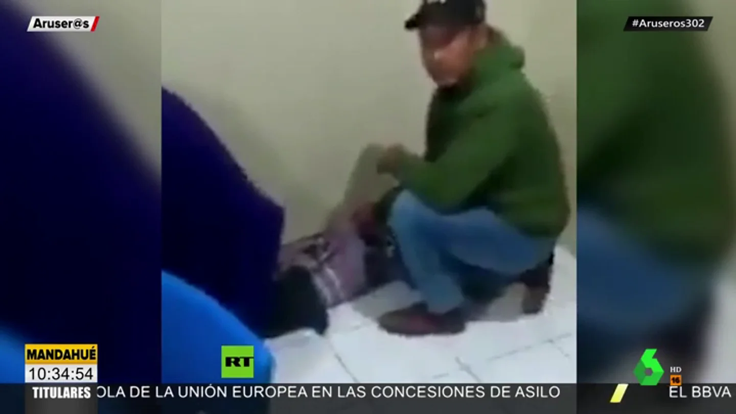 El polémico vídeo de una mujer dando a luz en el suelo de la sala de espera de un hospital El polémico vídeo de una mujer dando a luz en el suelo de la sala de espera de un hospital