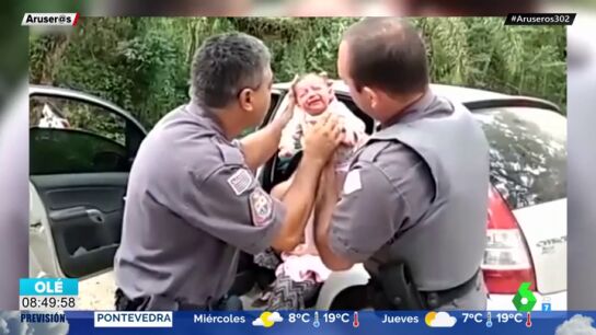 El heroico v&iacute;deo de dos polic&iacute;as salvando a un beb&eacute; de 17 d&iacute;as que se estaba asfixiando