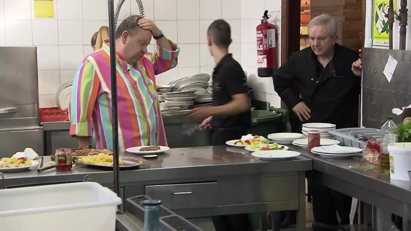 Chicote presencia un servicio caótico en 'La Habana': "Juan, no sale una mesa completa ni pa' dios, ¿eh?" Chicote presencia un servicio caótico en 'La Habana': "Juan, no sale una mesa completa ni pa' dios, ¿eh?"
