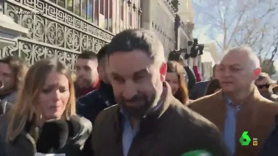 El tenso momento de Andrea Ropero cuando intenta preguntar a Abascal: "No me empuje porque me va a tirar" El tenso momento de Andrea Ropero cuando intenta preguntar a Abascal: "No me empuje porque me va a tirar"