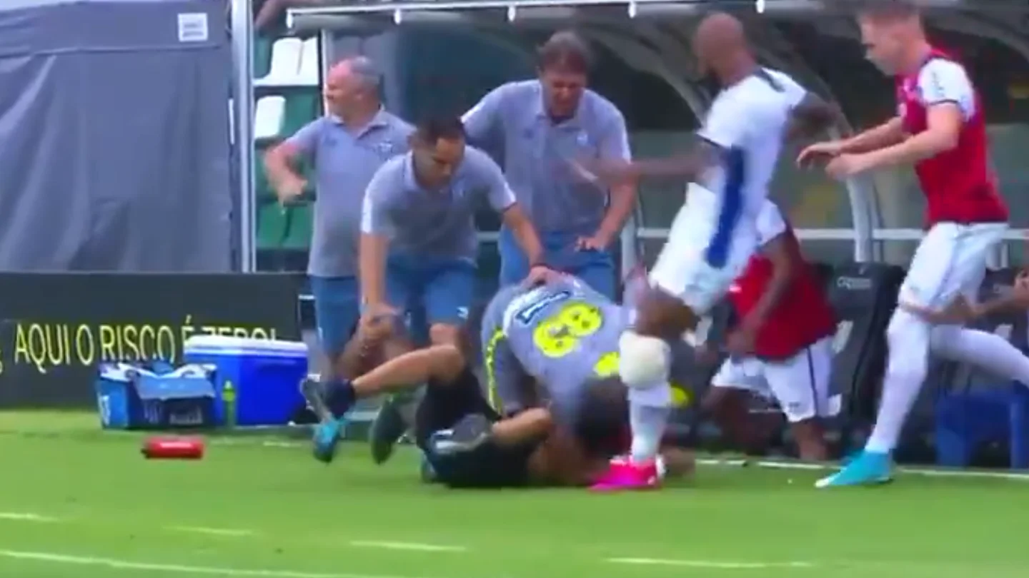 La brutal patada de Bruno Alves a un aficionado La brutal patada de Bruno Alves a un aficionado