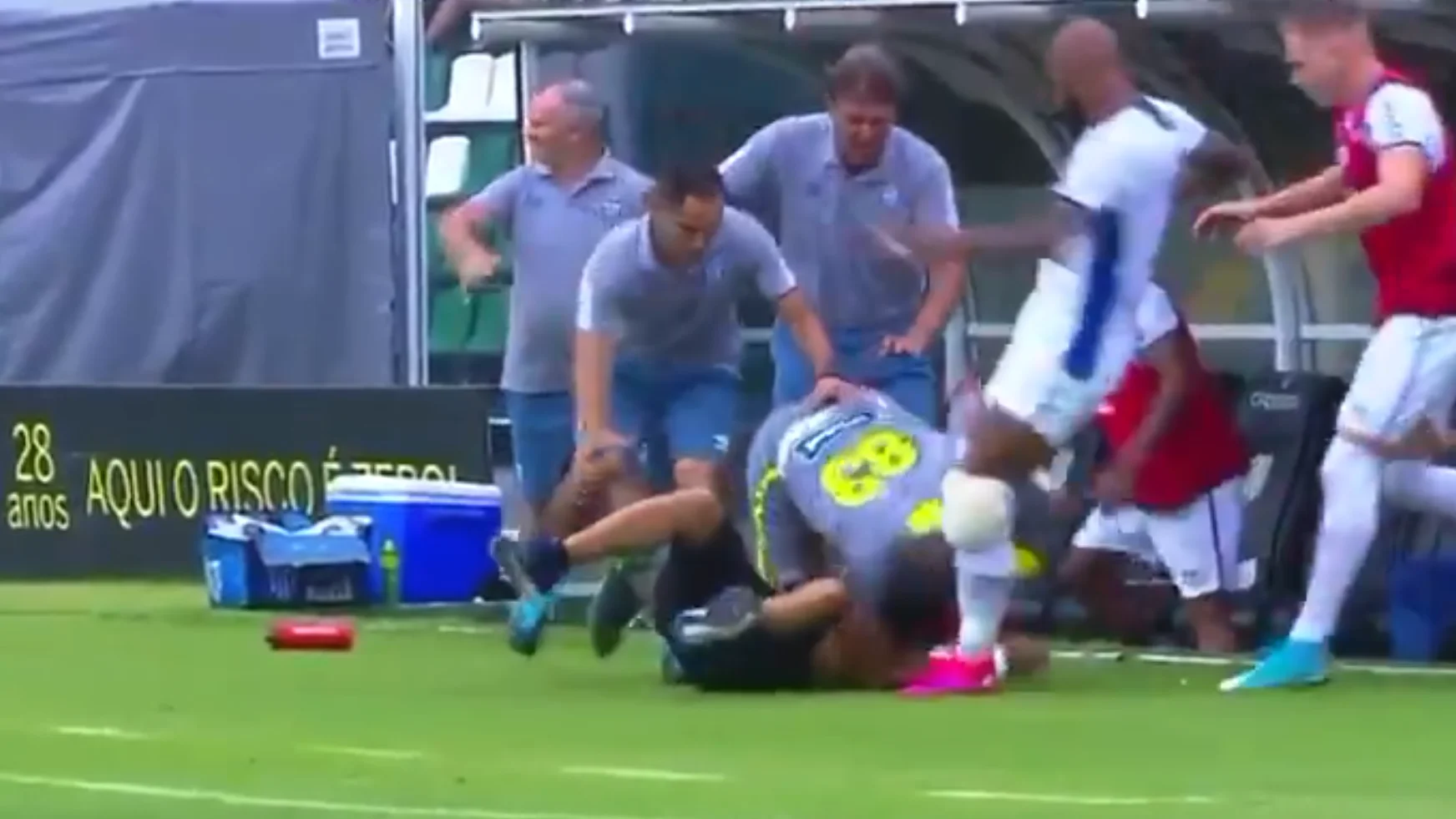 La brutal patada de Bruno Alves a un aficionado La brutal patada de Bruno Alves a un aficionado