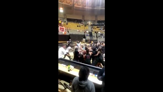 Salvaje pelea en un partido de baloncesto femenino en Estados Unidos Salvaje pelea en un partido de baloncesto femenino en Estados Unidos