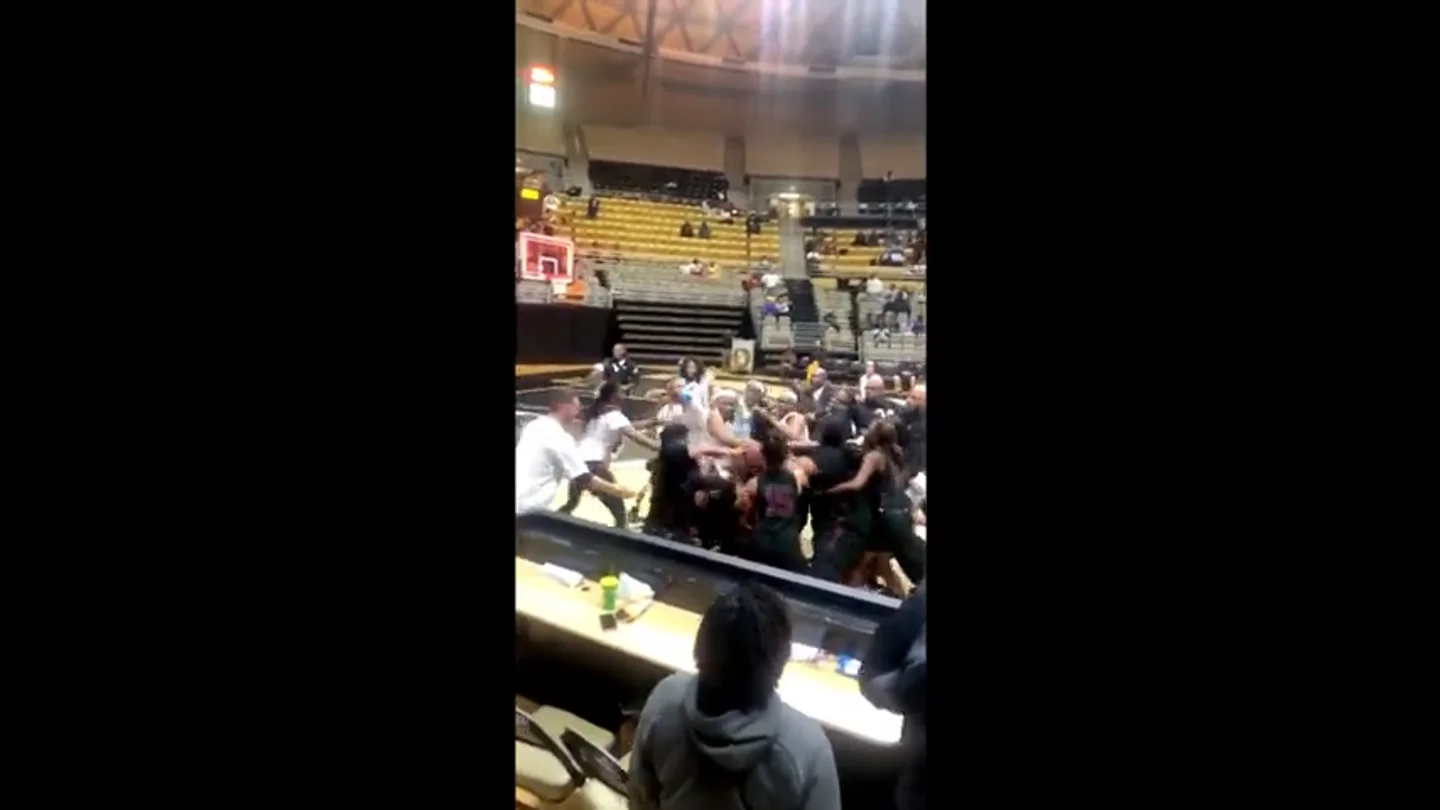 Salvaje pelea en un partido de baloncesto femenino en Estados Unidos Salvaje pelea en un partido de baloncesto femenino en Estados Unidos