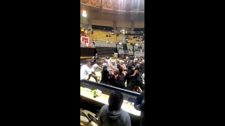 Salvaje pelea en un partido de baloncesto femenino en Estados Unidos