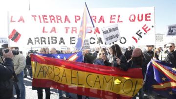 Agricultores y ganaderos protestan ante el Ministerio de Agricultura