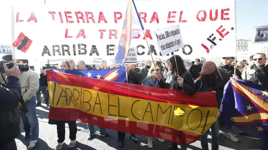 Agricultores y ganaderos protestan ante el Ministerio de Agricultura