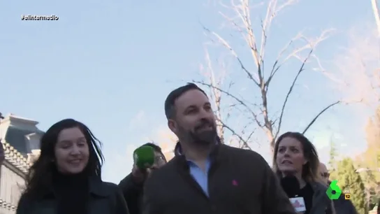 El tenso momento de Andrea Ropero cuando intenta preguntar a Abascal: "No me empuje porque me va a tirar" El tenso momento de Andrea Ropero cuando intenta preguntar a Abascal: "No me empuje porque me va a tirar"
