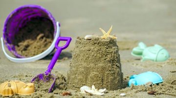 Imagen de archivo de juguetes en la playa