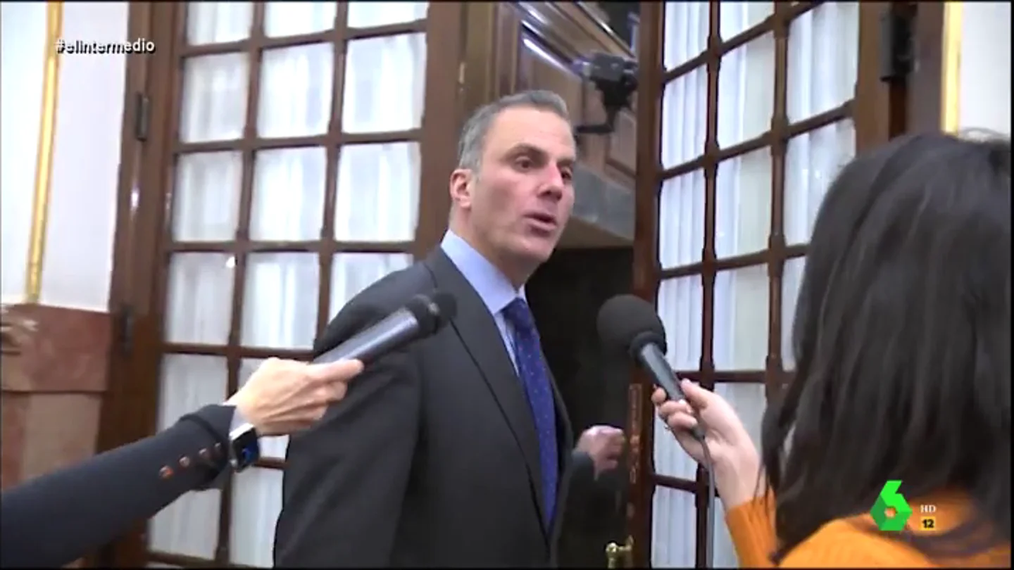El inesperado golpe de Ortega Smith frente a los periodistas: "Espero que esa puerta lleve chaleco antibalas" ortegaEl inesperado golpe de Ortega Smith frente a los periodistas: "Espero que esa puerta lleve chaleco antibalas"