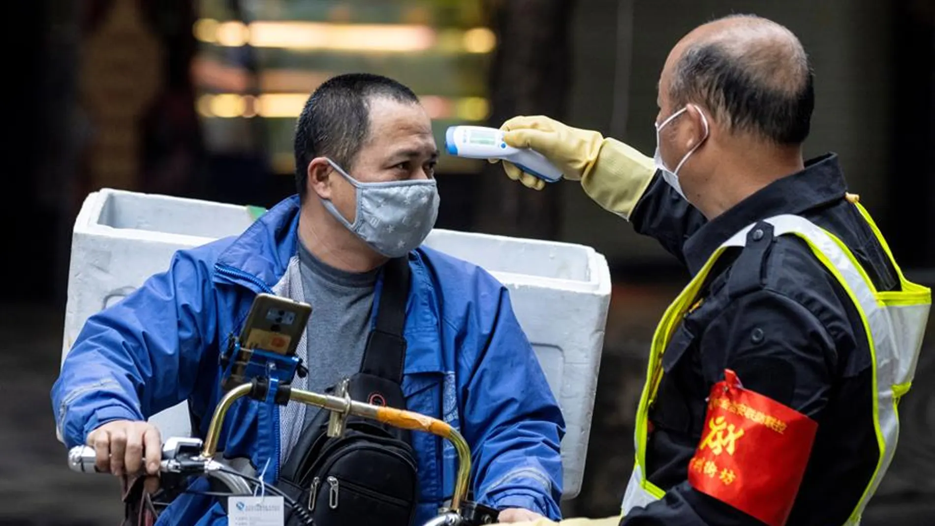 Un ciudadano chino pasando un reconocimiento ante la epidemia del coronavirus 