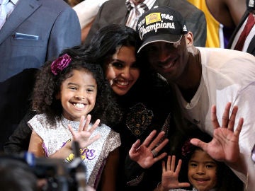 Vanessa Bryant, rodeada de Gianna y Kobe Bryant Vanessa Bryant, rodeada de Gianna y Kobe Bryant