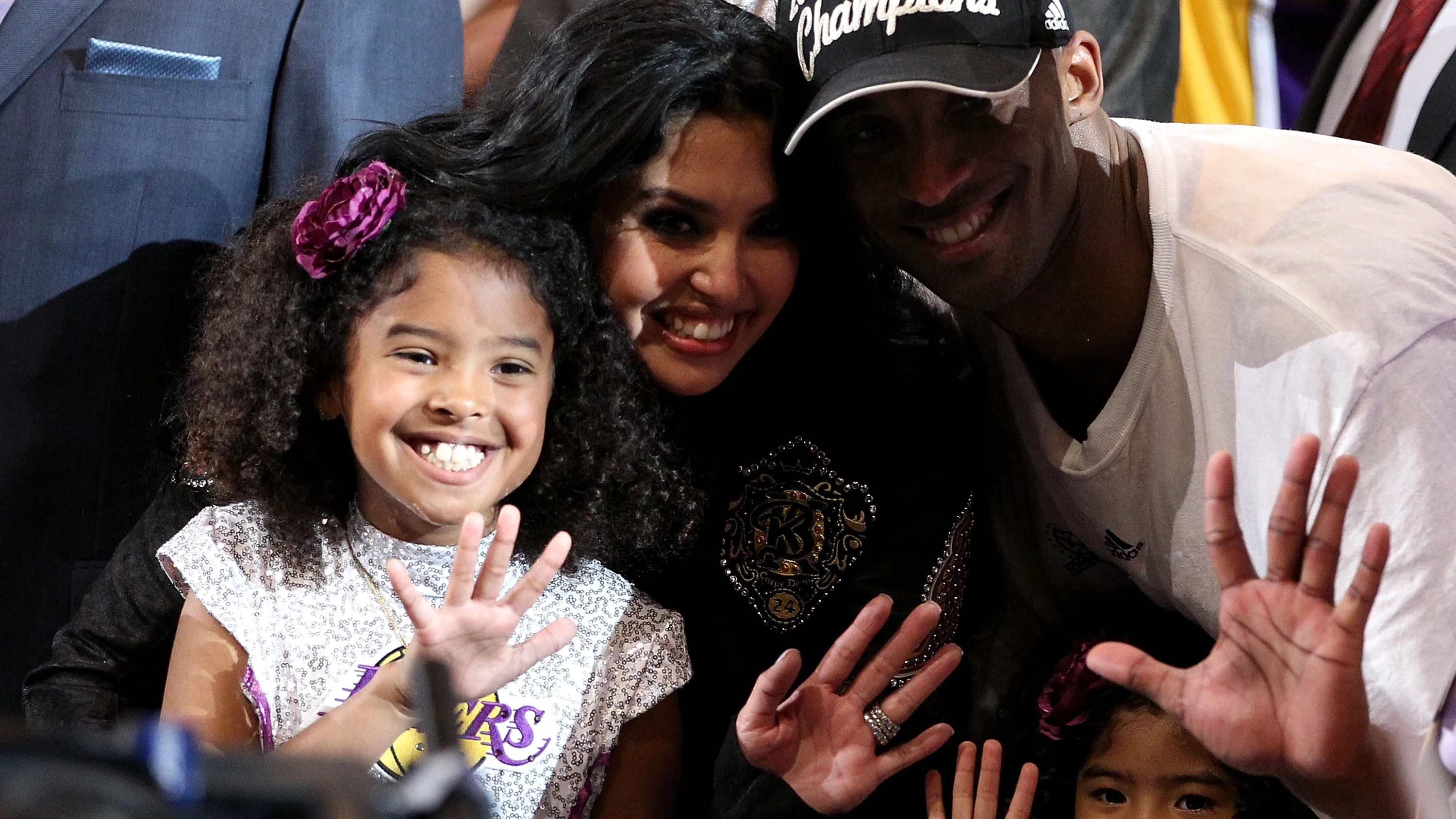 Vanessa Bryant, rodeada de Gianna y Kobe Bryant