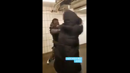 Captura del vídeo de la agresión a una mujer en el metro de Nueva York Captura del vídeo de la agresión a una mujer en el metro de Nueva York
