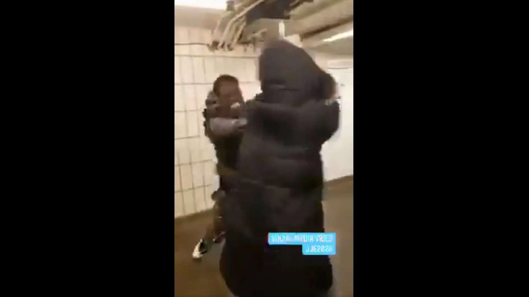 Captura del vídeo de la agresión a una mujer en el metro de Nueva York