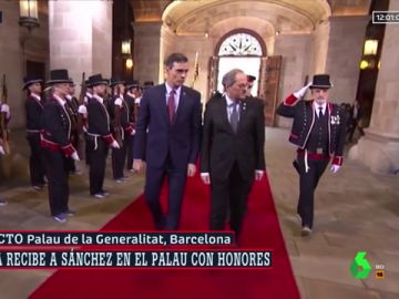 Quim Torra recibe a Pedro Sánchez en el Palau de la Generalitat en un acto con honores de Estado Quim Torra recibe a Pedro Sánchez en el Palau de la Generalitat en un acto con honores de Estado