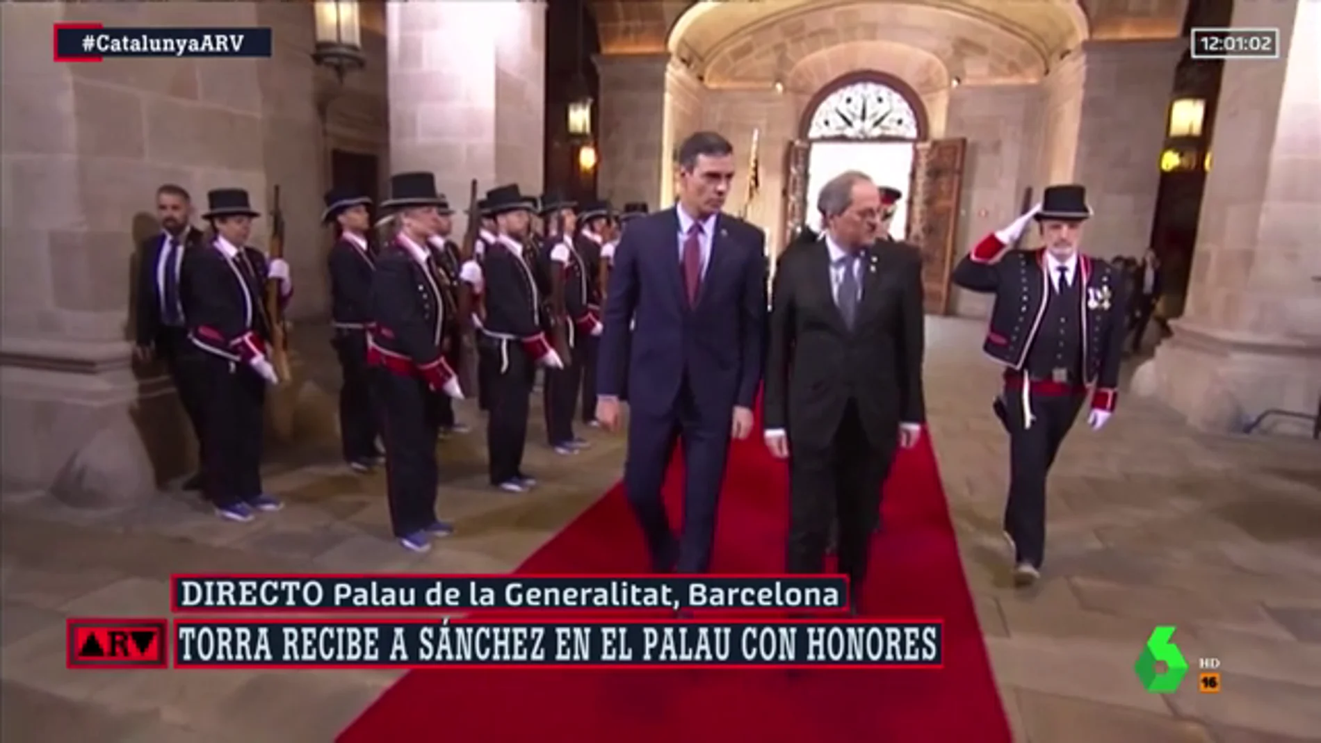 Quim Torra recibe a Pedro Sánchez en el Palau de la Generalitat en un acto con honores de Estado