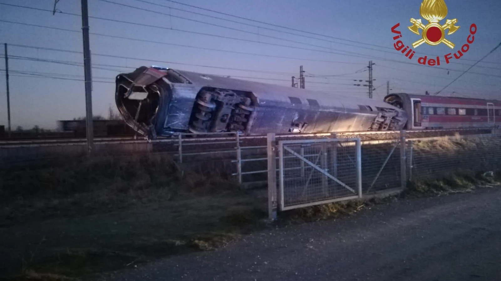 Así ha quedado el tren tras descarrilar en Casalpusterlengo 