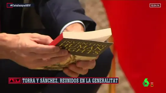 Torra obsequia a Sánchez con dos libros a su llegada al Palau Torra obsequia a Sánchez con dos libros a su llegada al Palau