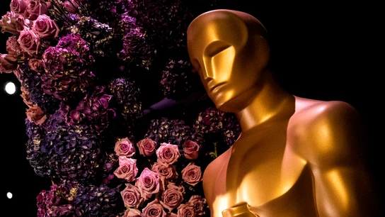 Imagen de un estatua de Oscar en una fiesta de la Academia de Hollywood Imagen de un estatua de Oscar en una fiesta de la Academia de Hollywood