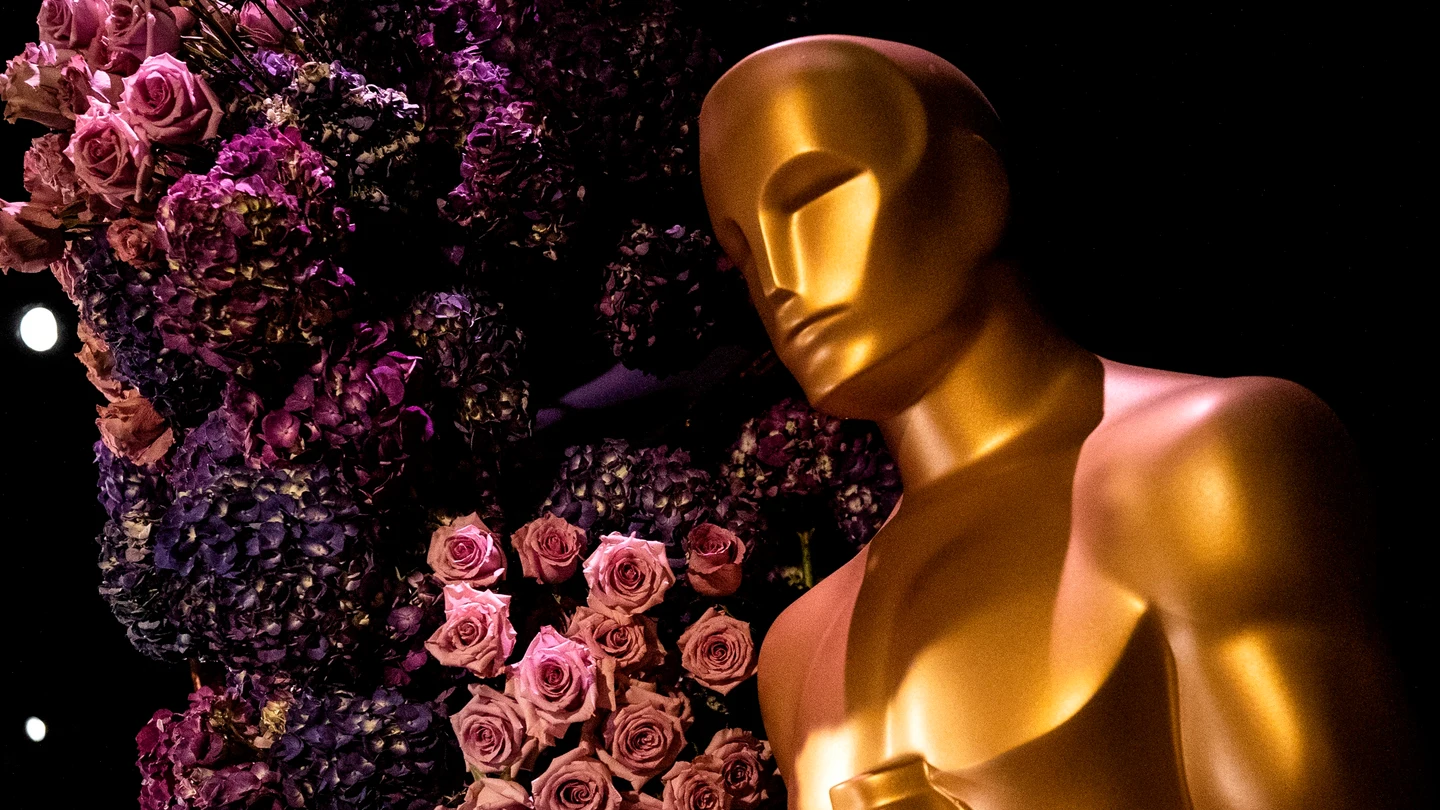 Imagen de un estatua de Oscar en una fiesta de la Academia de Hollywood Imagen de un estatua de Oscar en una fiesta de la Academia de Hollywood