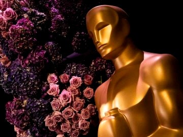 Imagen de un estatua de Oscar en una fiesta de la Academia de Hollywood Imagen de un estatua de Oscar en una fiesta de la Academia de Hollywood