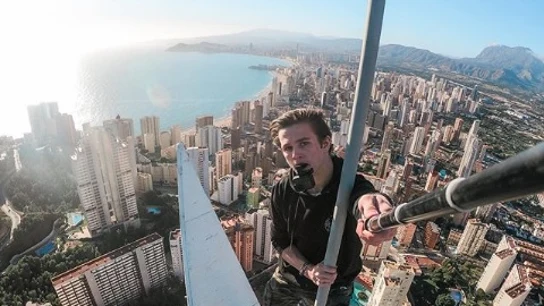 Selfie en lo alto de un edificio.  Selfie en lo alto de un edificio.