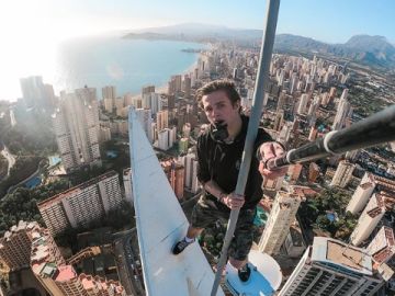 Selfie en lo alto de un edificio. Selfie en lo alto de un edificio.