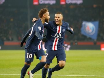 Neymar y Mbappé celebran un gol con el PSG