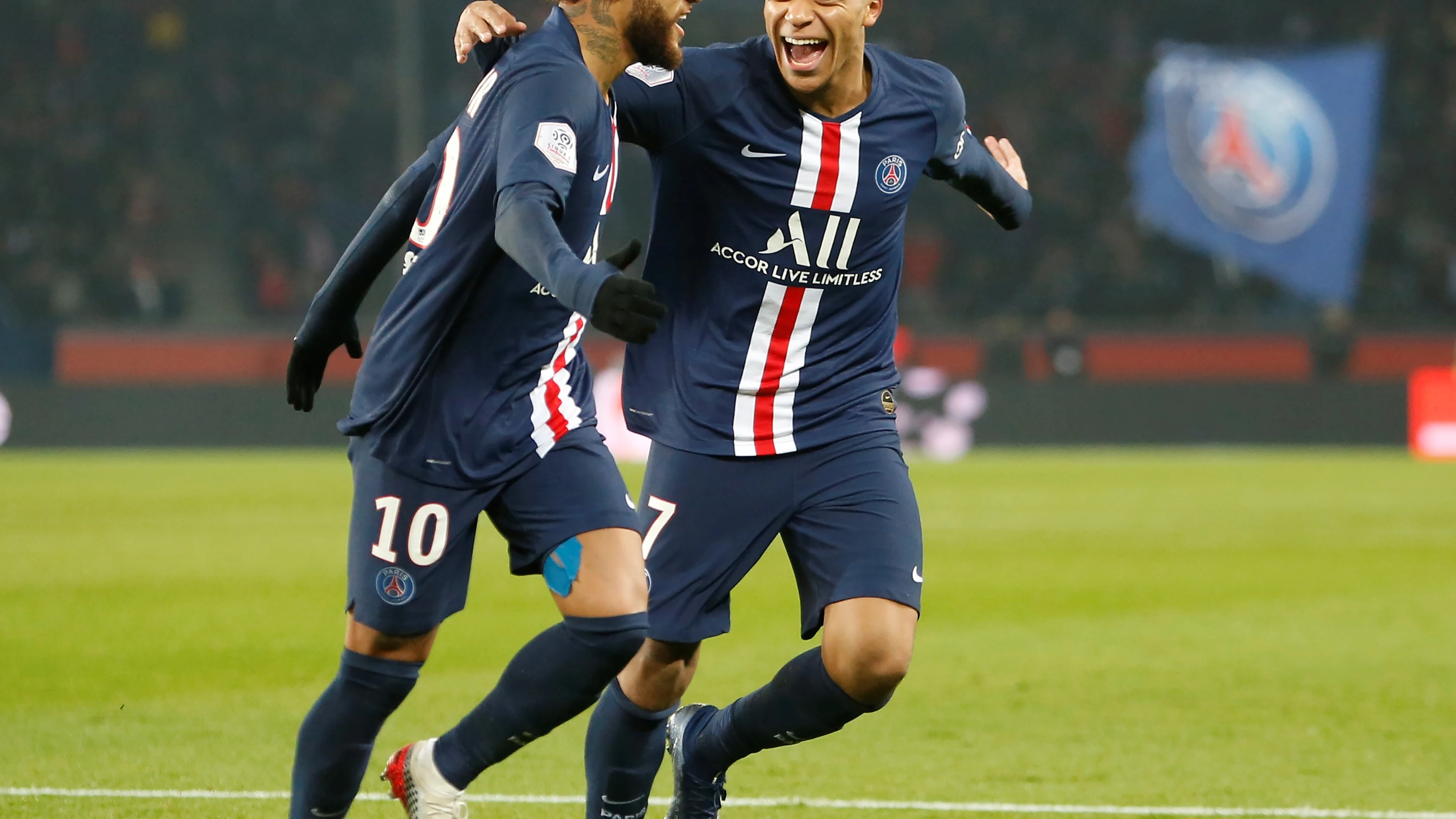 Neymar y Mbappé celebran un gol con el PSG