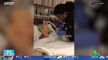 El tierno vídeo de una enfermera cantando a su paciente mientras le da de comer