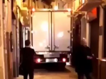 Un camión se queda atascado en una calle de Zamora durante más de dos horas Un camión se queda atascado en una calle de Zamora durante más de dos horas