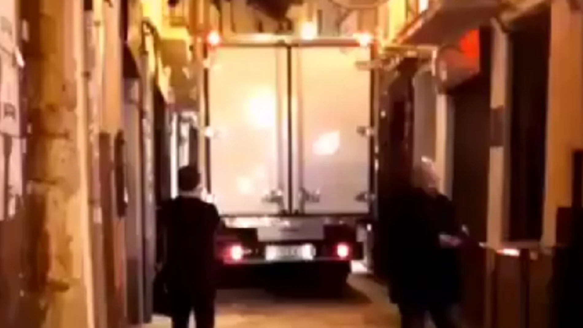 Un camión se queda atascado en una calle de Zamora durante más de dos horas