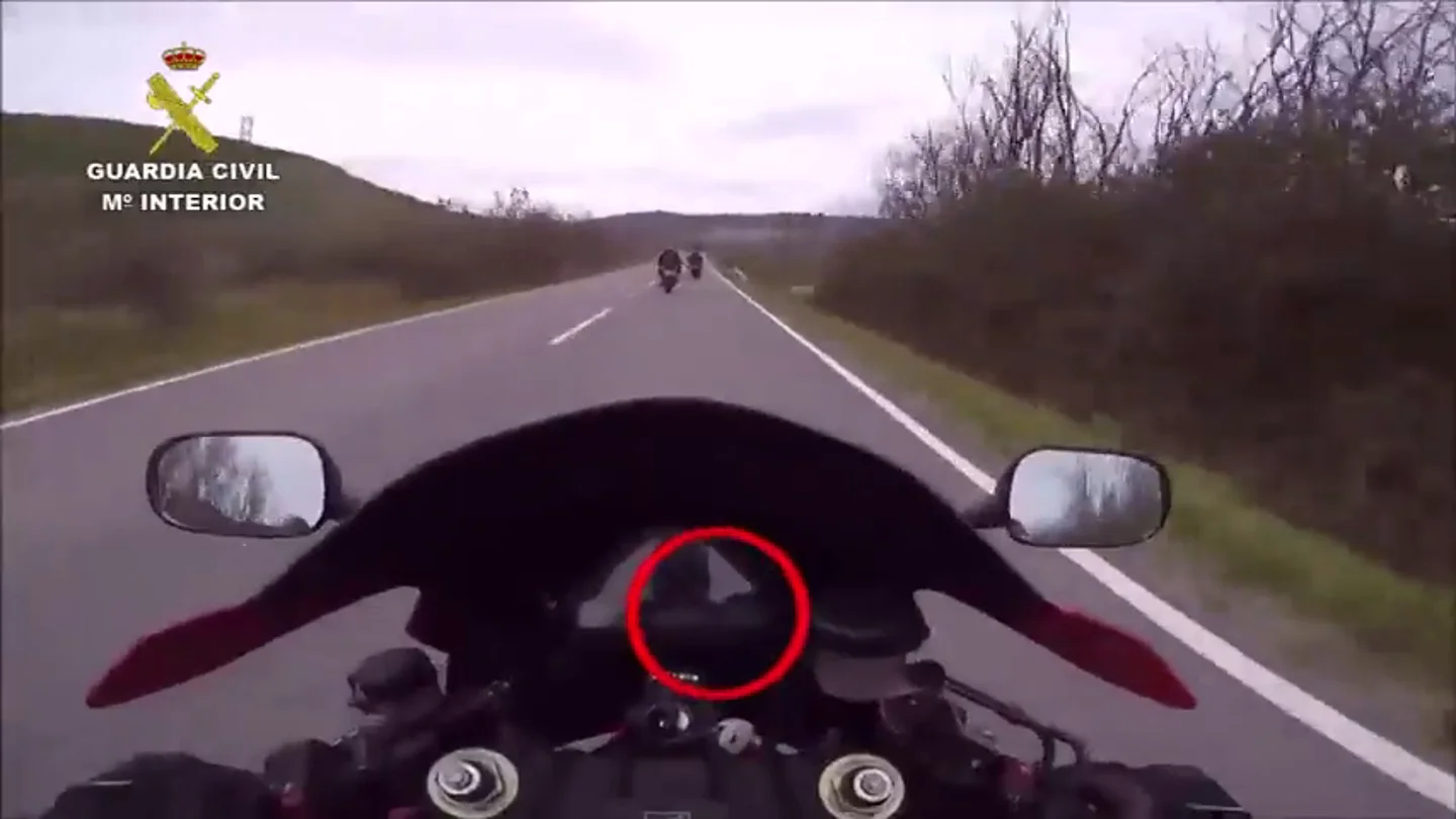 Se grababan conduciendo a 200 km/h invadiendo el carril contrario: las temerarias maniobras de un grupo de moteros Se grababan conduciendo a 200 km/h invadiendo el carril contrario: las temerarias maniobras de un grupo de moteros