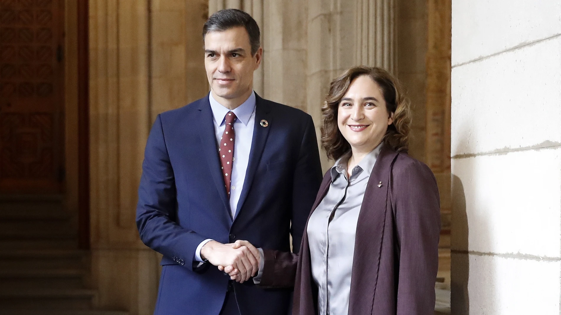 Pedro Sánchez y Ada Colau, en su reunión en el Ayunamiento de Barcelona