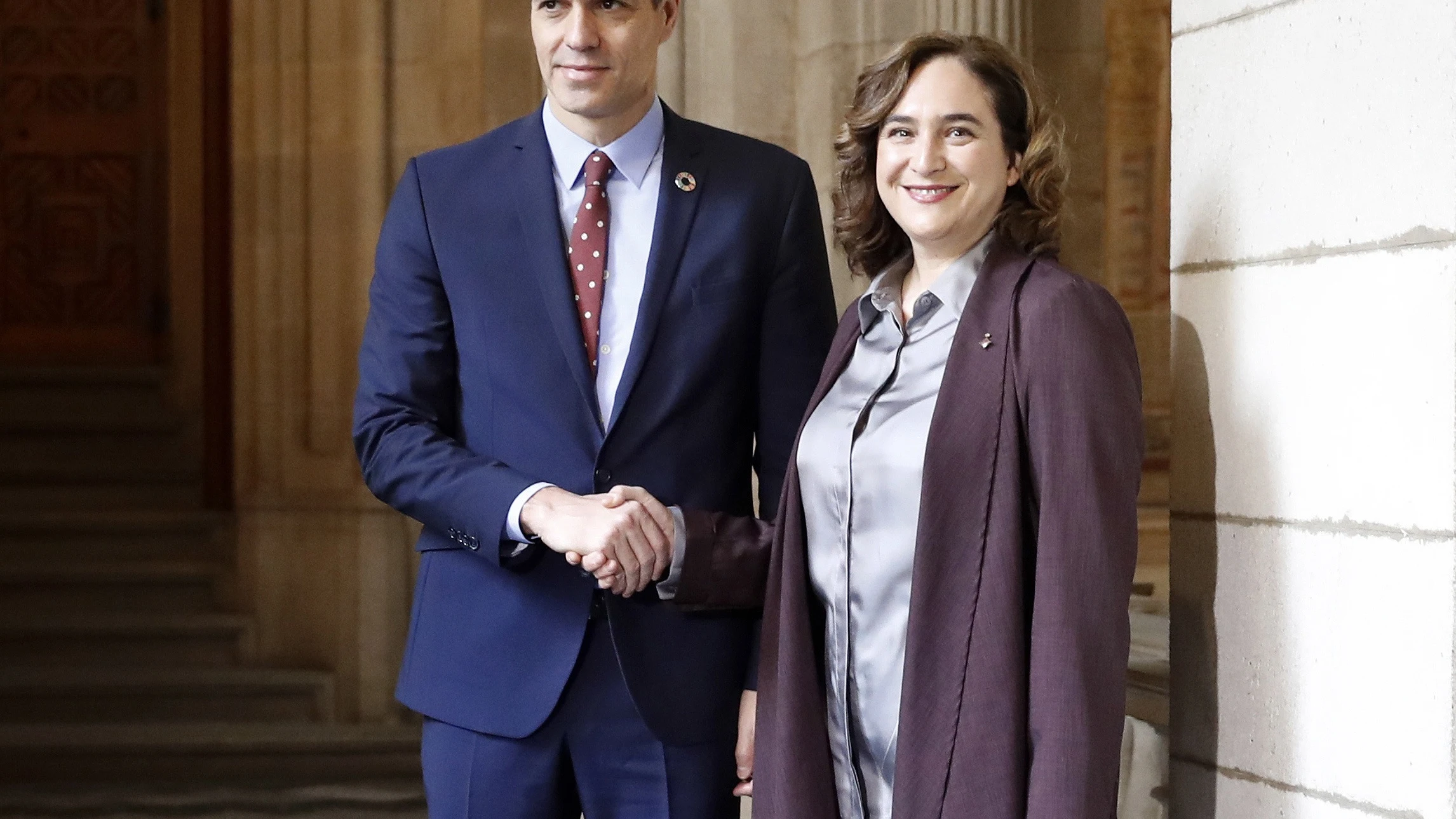 Pedro Sánchez y Ada Colau, en su reunión en el Ayunamiento de Barcelona