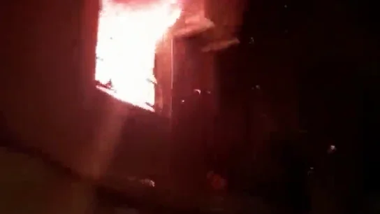 Investigan un incendio en un piso de Barcelona con un hombre atado en su interior Investigan un incendio en un piso de Barcelona con un hombre atado en su interior